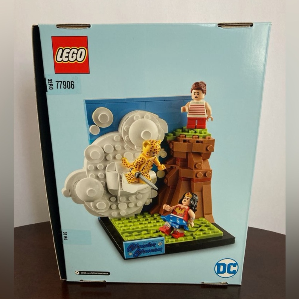 LEGO Wonder Woman Special Edition Set 77906 - Picture 10 of 12